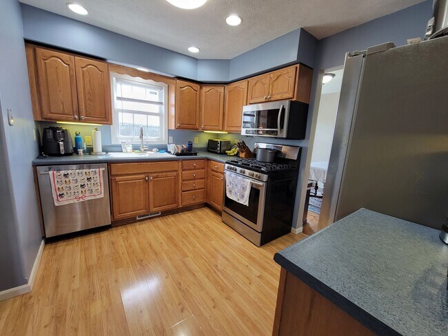 Building Photo - Great 2-level on Champaign Outskirts