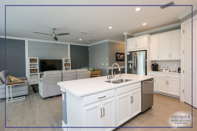Foto del edificio - ***STUNNING 4 BEDROOM HEATED POOL HOME IN ...
