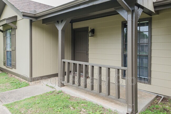 Building Photo - 3269 Little John Dr