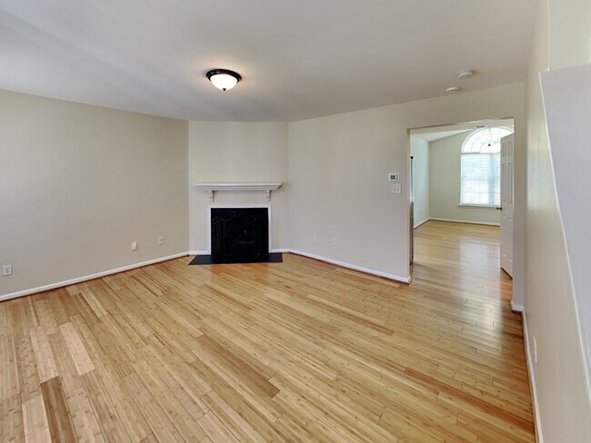 Building Photo - Revere Road!