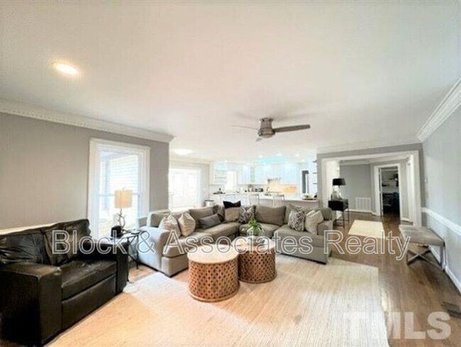 Foto del edificio - 5409 Pine Dr