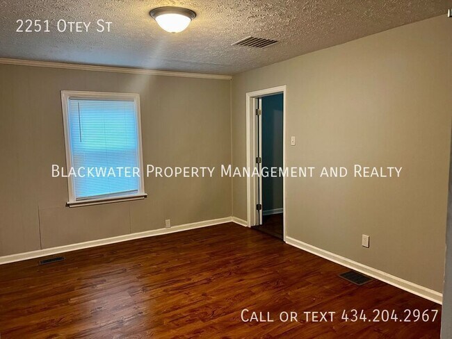 Building Photo - Three Bedroom Home off Campbell Avenue!