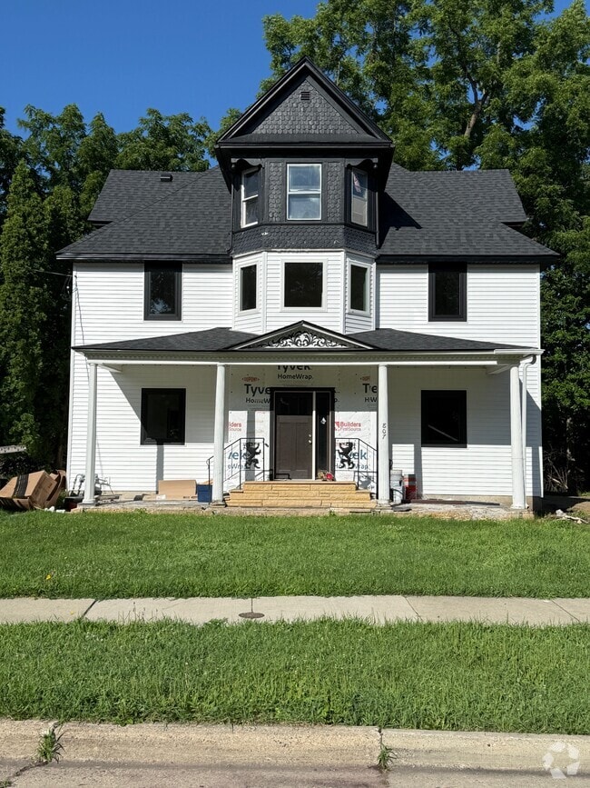 Building Photo - 807 Warren St