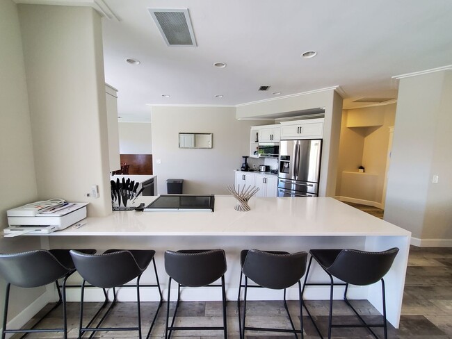 Building Photo - Fully-Furnished, 6-7 Month Lease Option