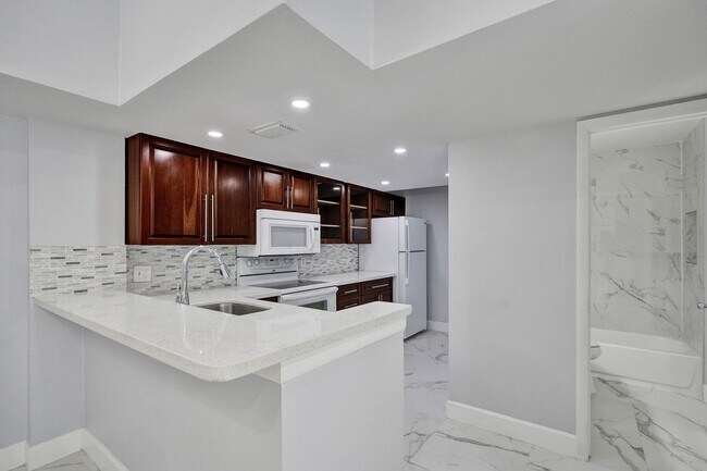 Foto del edificio - Renovated and Updated 2 Bed, 2 Bath Condo ...