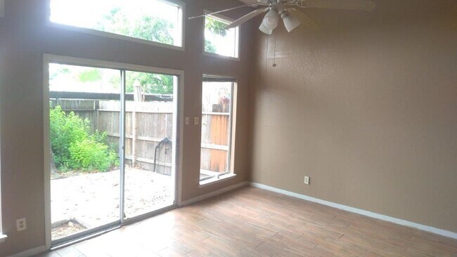 Foto del edificio - 2429 Miramar Ct