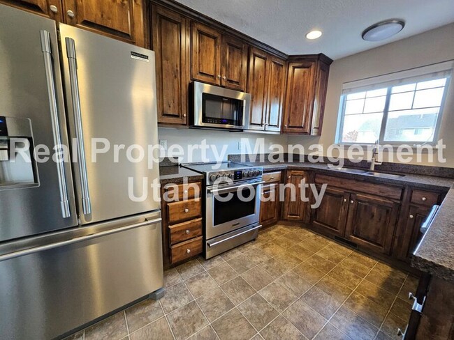 Building Photo - Provo Townhome With Finished Basement