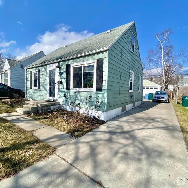 Building Photo - 635 Maplehill Ave