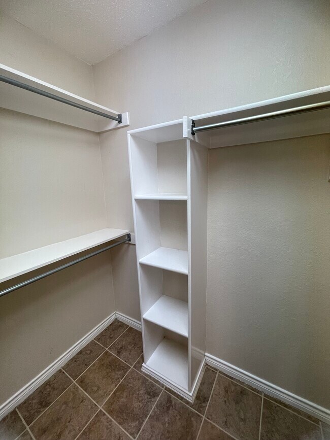 Foto del edificio - 2420 Creek Crossing Ct