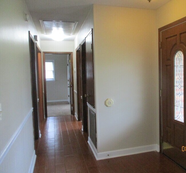 Building Photo - 1027 Rembrandt Dr SW