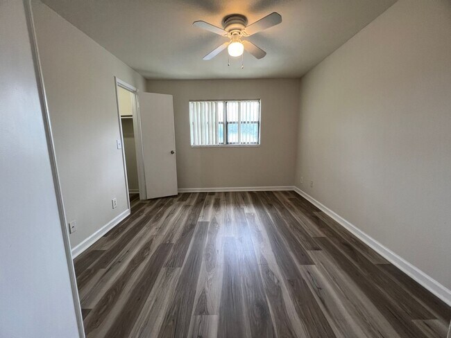 Foto del edificio - Pretty updated unit with New Flooring