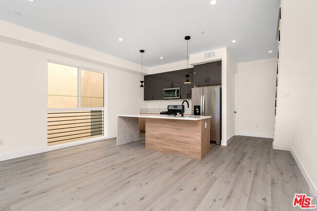 Foto del edificio - 15330 Weddington St