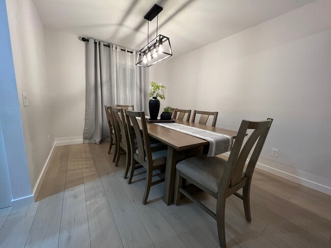 Building Photo - 4477 Hialeah Dr