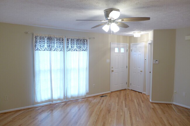 Building Photo - 423 Woodhill Dr