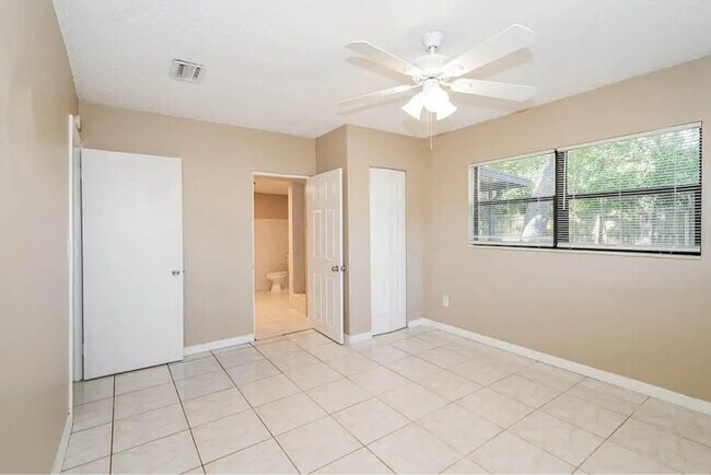 Foto del edificio - 10213 N Blvd