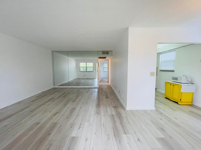 Building Photo - 333 Farnham P