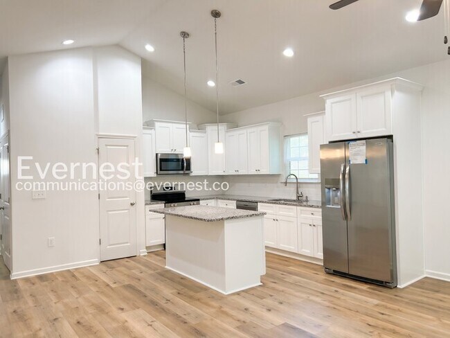 Foto del edificio - Modern Comfort Meets Accessible Living in Gastonia with Private Patio / 3 Beds & 2 Baths / Vouche...