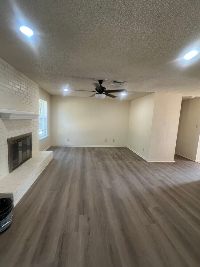 Building Photo - 721 Cheyenne Trail