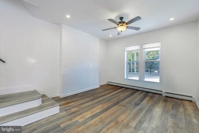 Building Photo - 233 Park Ln