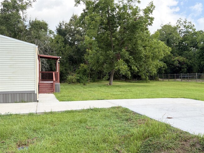 Building Photo - 215 Live Oak St