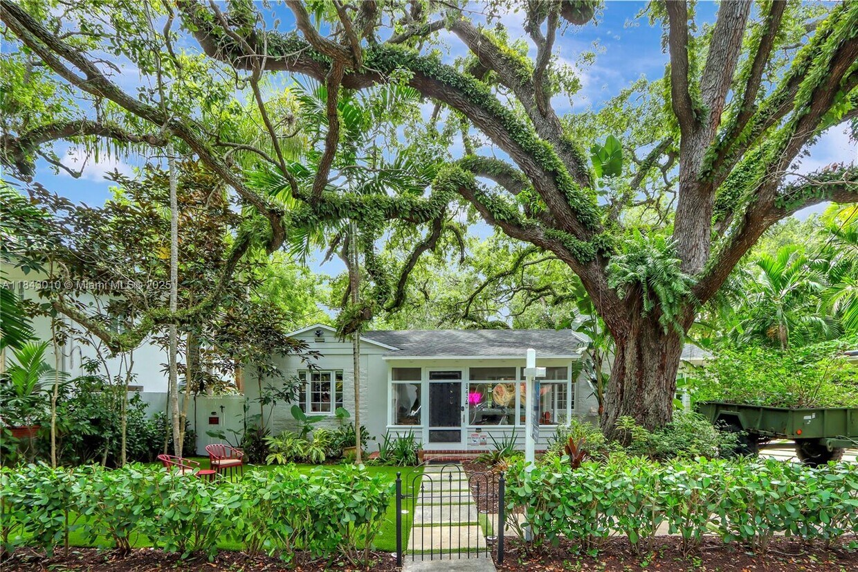 Foto principal - 842 NW 9th Ct