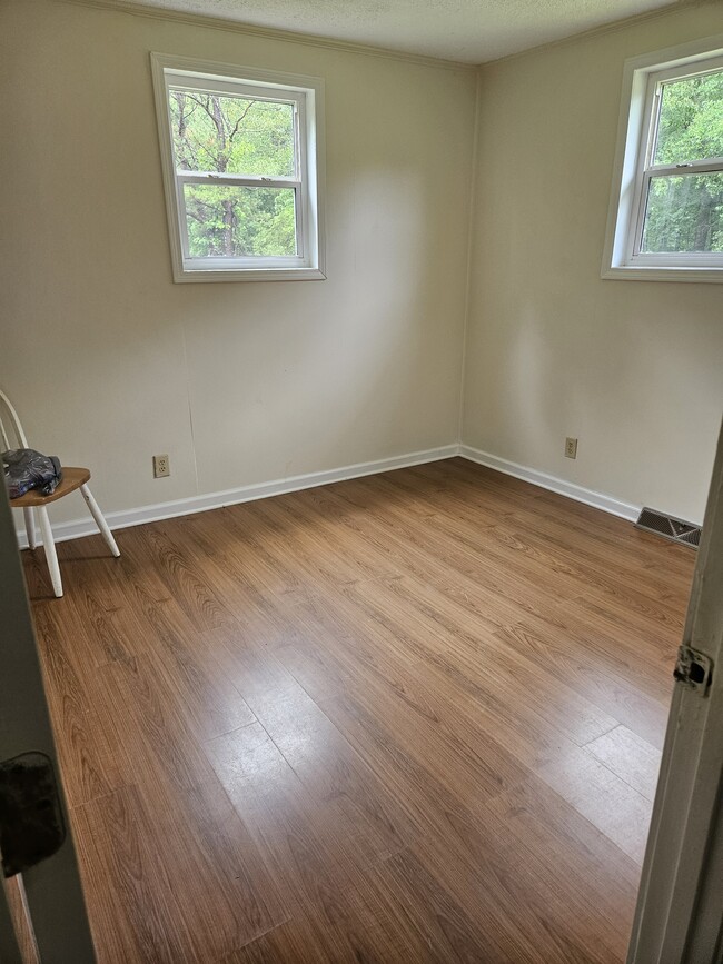 Building Photo - 305 Scott Town Dr