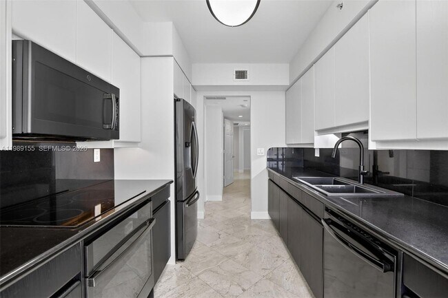 Building Photo - 18671 Collins Ave