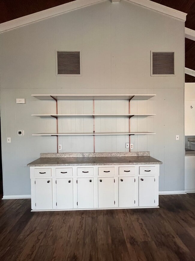 Building Photo - Beautiful lake front home in Lake Park