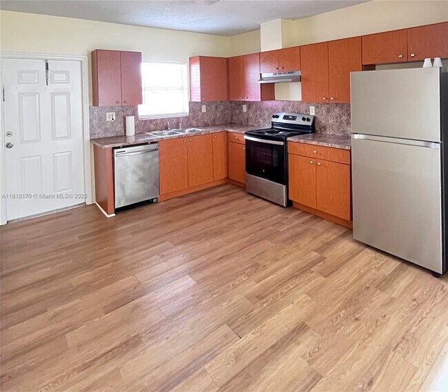 Foto del edificio - 2733 NW 13th Ct