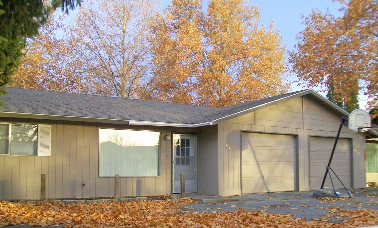 Building Photo - Benham (Lee)
