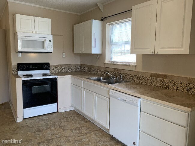 Building Photo - 3 br, 1 bath House - 163 White Oak Rd.
