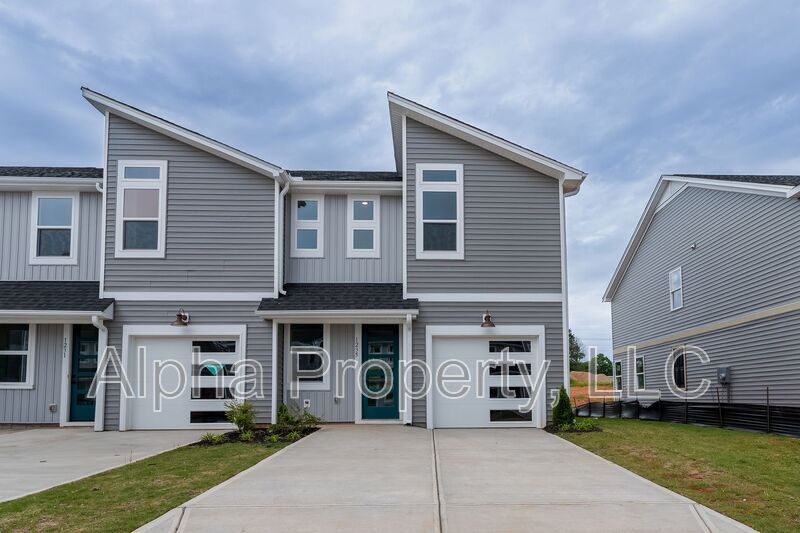 Foto principal - 1235 Westgate Village Dr