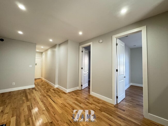 Building Photo - 876 Lincoln Pl