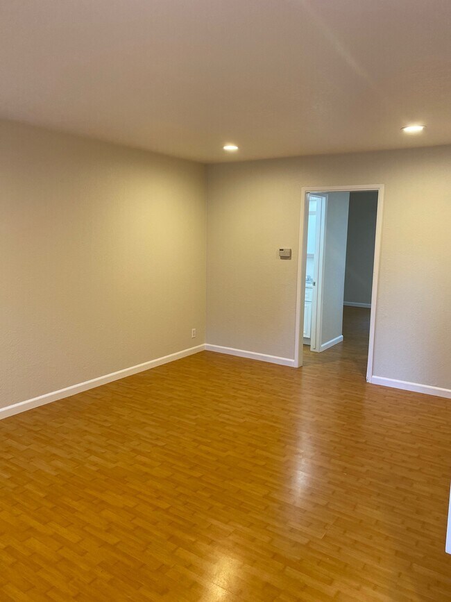 Building Photo - 2084 Ascot Dr