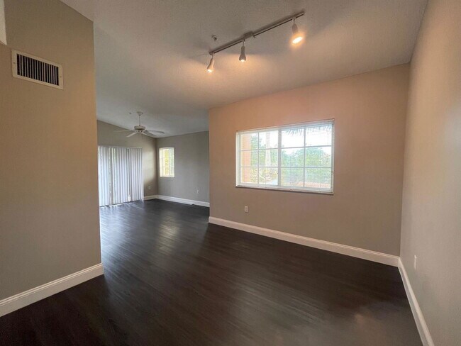 Foto del edificio - 4824 N State Rd 7