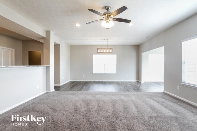 Foto del edificio - 380 Thunderwood Dr