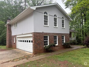 Building Photo - 844 Chandler Dr SW