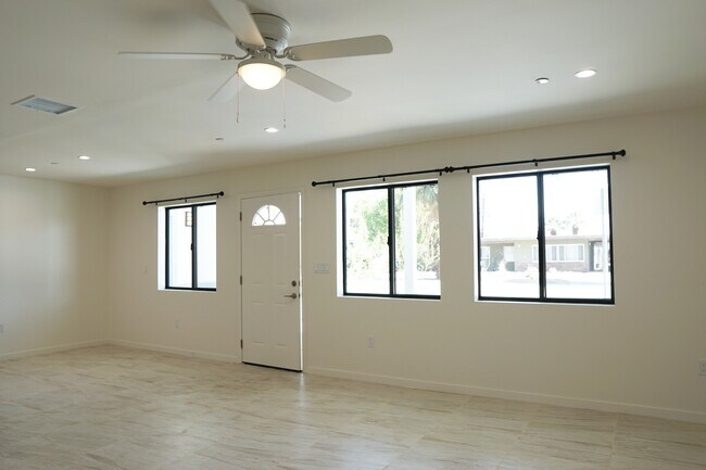 Building Photo - 517 S Mountain View Dr