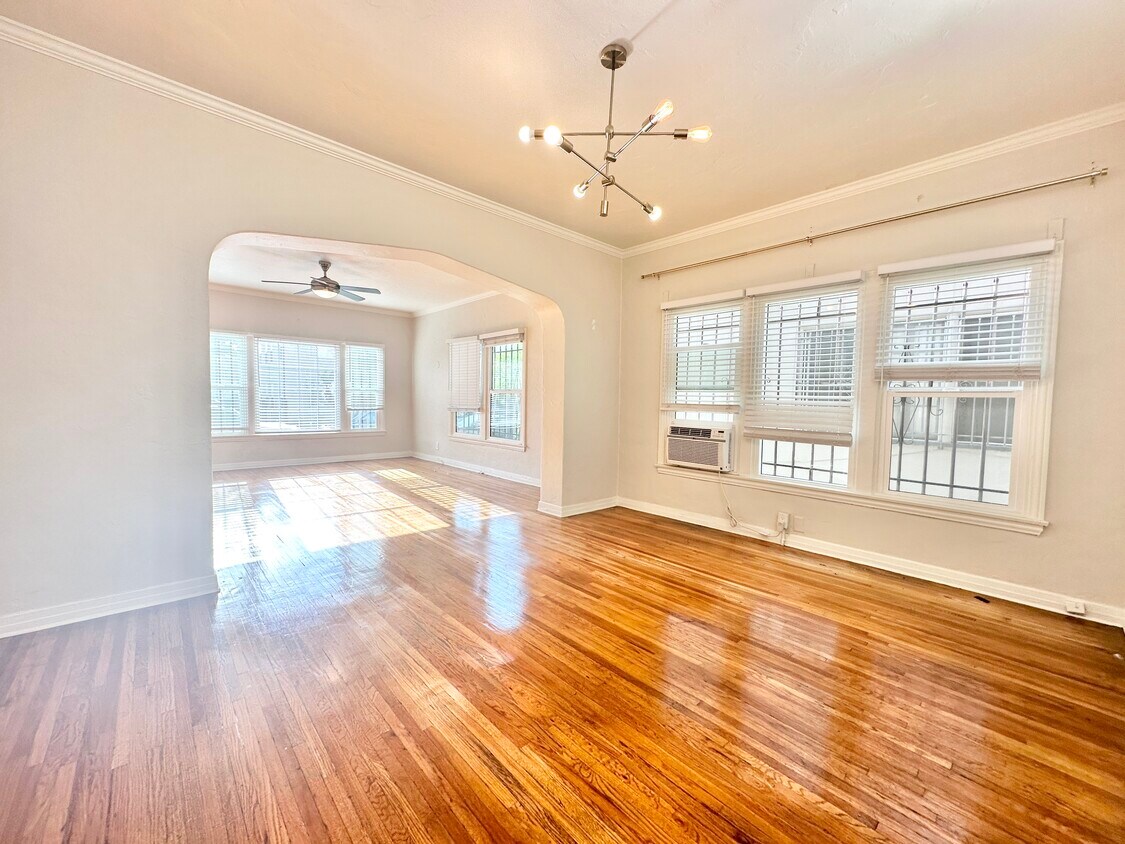 Foto principal - 350 N Ogden Dr
