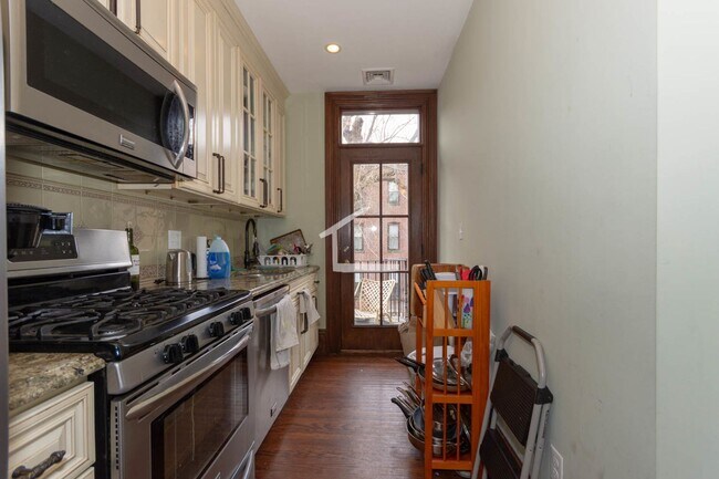 Foto del edificio - Nicely renovated 4 bed unit near Northeastern!