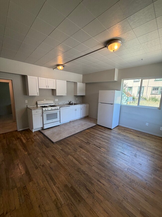 Building Photo - 813 W Clay Ave