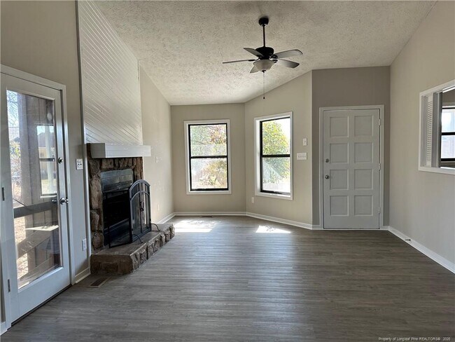 Foto del edificio - 6839 Candlewood Dr
