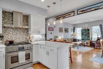 Building Photo - 104 Holland St