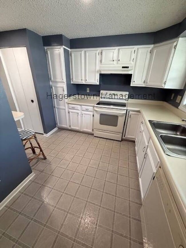 Building Photo - 3 BR Townhouse - Iris Ct