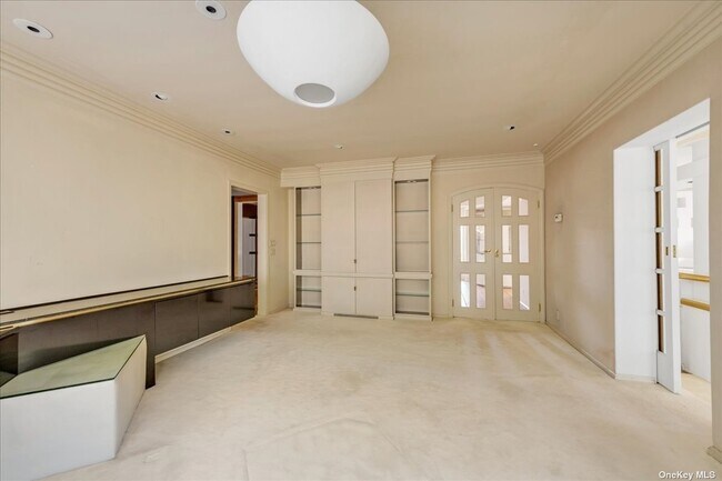 Building Photo - 5 Soundview Ln