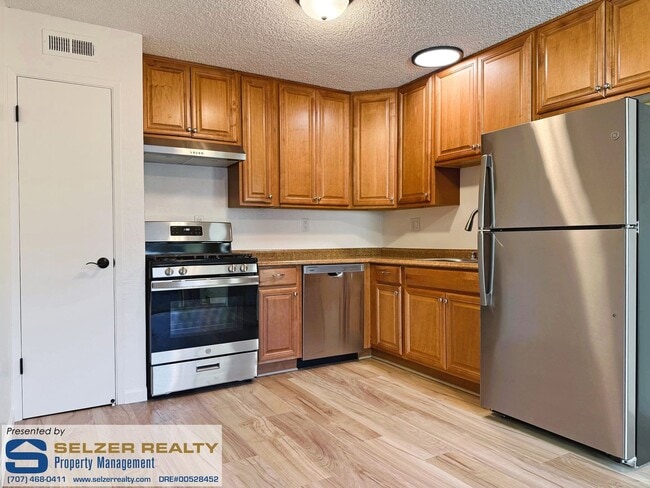 Building Photo - Newly updated & well-equipped 2 bd. duplex!