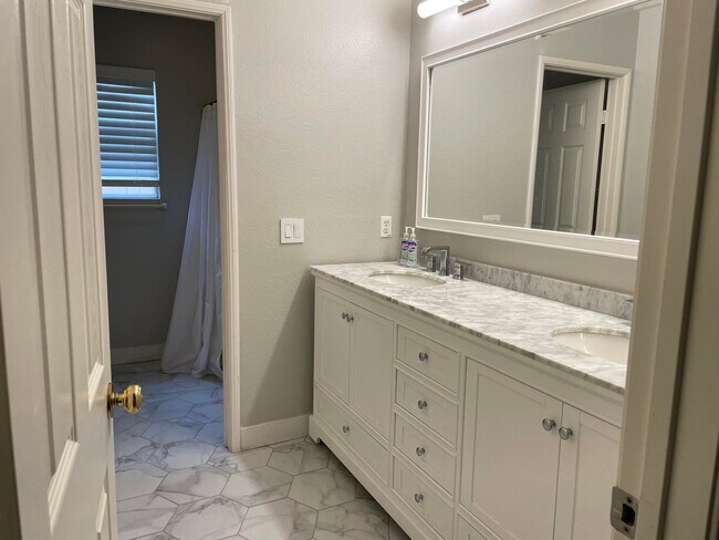 Building Photo - 10 Sugarbush