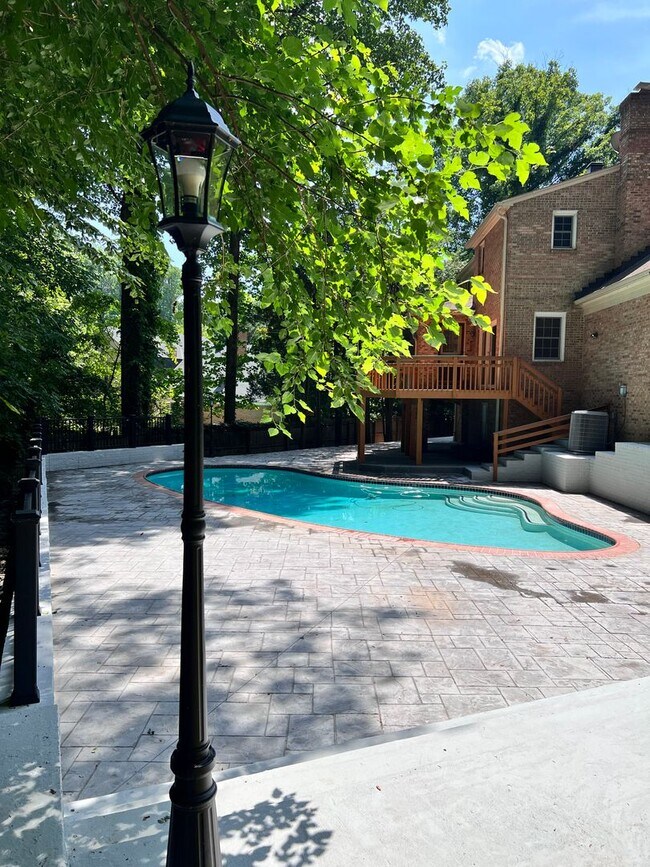 Foto del edificio - 5 BR 4.5 BA home with inground heated pool and extensive hardscape!