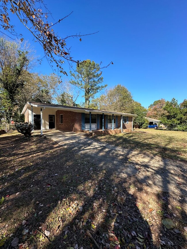 Building Photo - 3/2 Eastside Home that was just remodel -A...