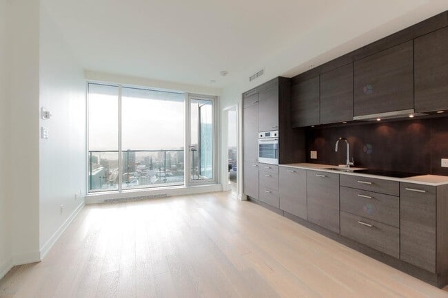 Building Photo - 1155 Rue de la Montagne